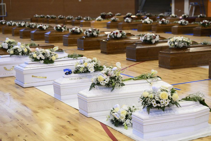 付了26萬元卻踏上死亡之旅　義大利船難已釀65死...體育館被棺材塞滿