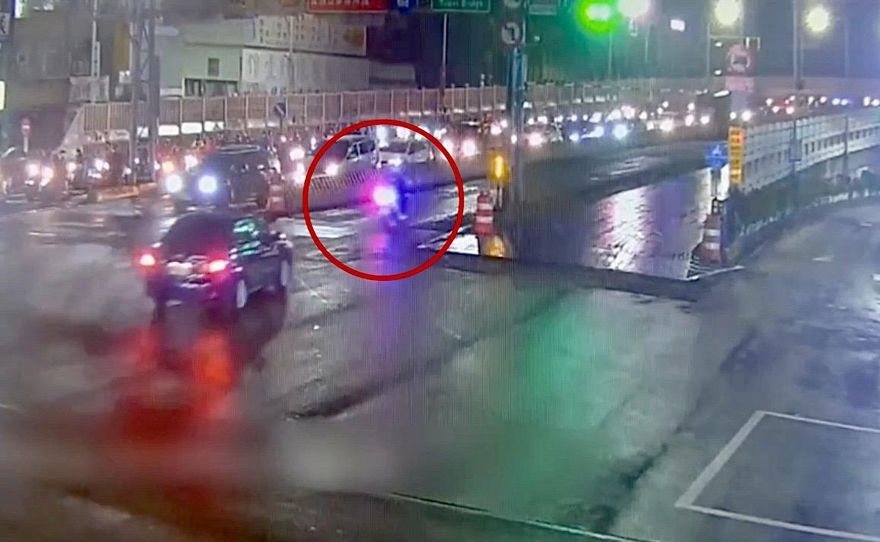 影/「警察先生我太太快生了！」　警車開道三重衝松山10min到醫院