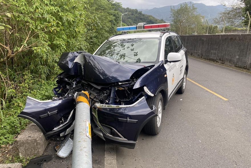快訊/新北警開巡邏車撞斷電線桿　車頭全毀安全氣囊炸開眼睛爆血送醫