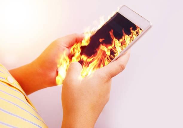 手機炸死人！男「手機充電接電話」秒炸開…倒臥血泊驚悚亡