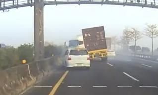 影/絕命終結站上演！貨櫃車「失控甩尾」護欄遭殃　轎車擦撞死裡逃生