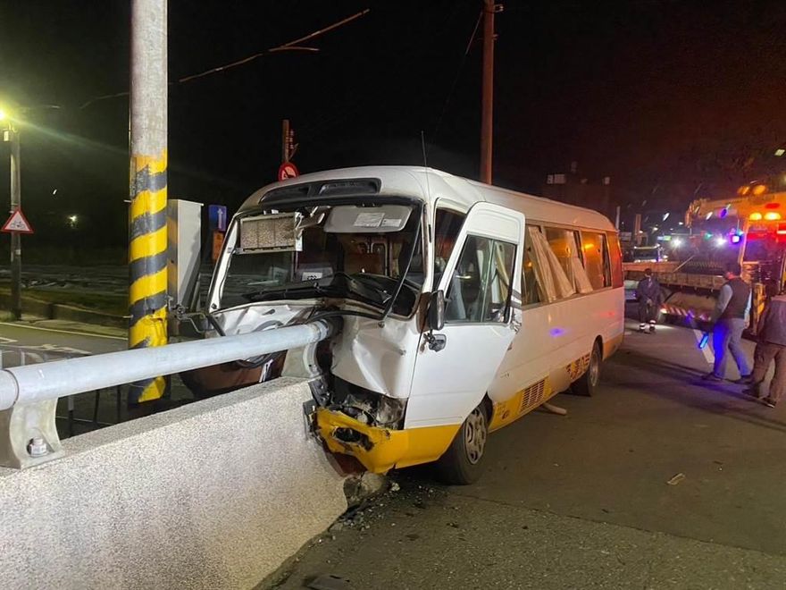快訊/驚人意外！竹科接駁車自撞車禍「車頭直插橋墩」　8員工受傷送醫