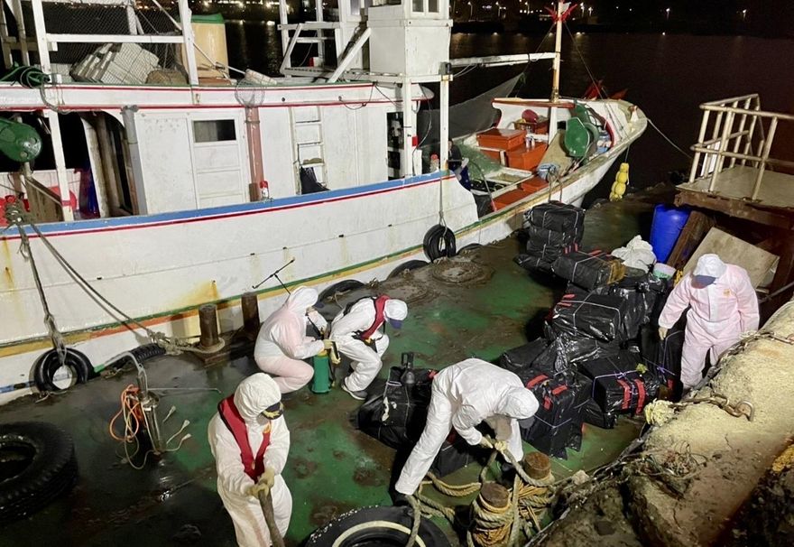 海巡署出動行動X光機、偵搜犬　查獲12萬5千包私菸市價800萬
