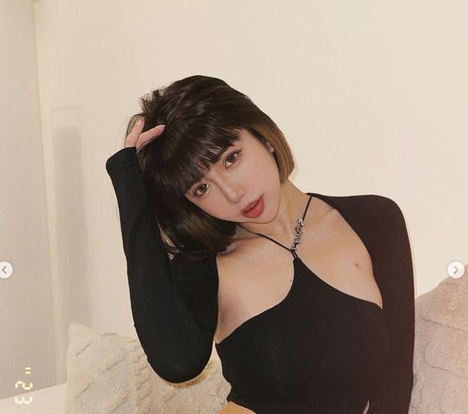 「啦啦隊女神」不藏了！穿連體衣洩邪惡視角　超狂腰身曲線全放送