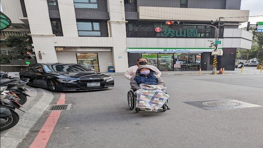 汽車違停人行道無法檢舉　網紅怒批這名立委「違停之父」
