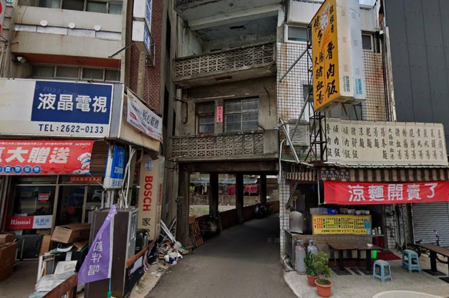 台中透天厝遭挖空有車迎面來！　「蹦康厝」奇景驚呆2萬人朝聖