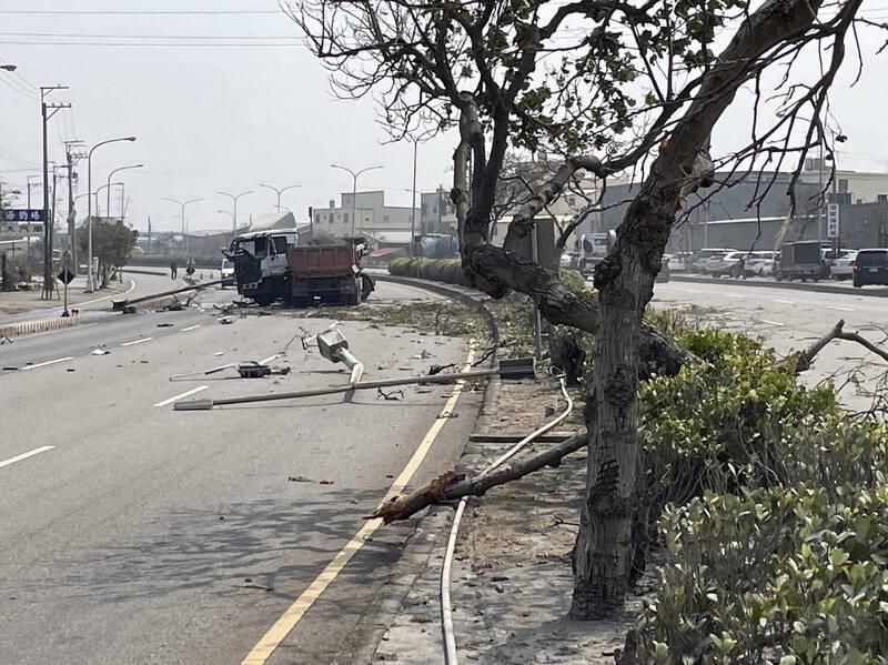 影/驚悚！砂石車失控拔路燈　現場宛如龍捲風掃過路樹橫躺