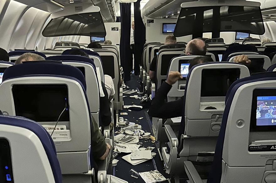 影/德客機遭雷劈　急墜千呎如「自由落體」...乘客拋飛濺血7人送醫