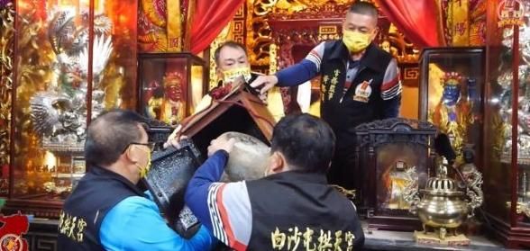 拱天宮進香圓滿結束！媽祖開爐聖顏再現　信眾帶進香旗過爐求平安