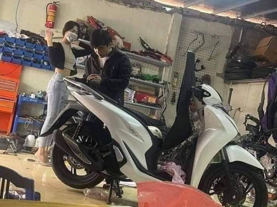 機車行驚見「無罩正妹」！老闆修3小時還沒好　網笑：要修車頭燈