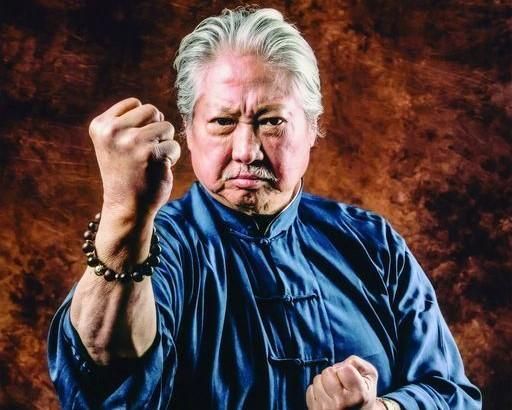 野生洪金寶「坐輪椅」被攙扶！71歲獲「終身成就獎」….真實現況曝光