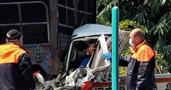 影/玩手遊釀禍？小貨車追撞大貨車　車頭全毀駕駛傷重送醫不治
