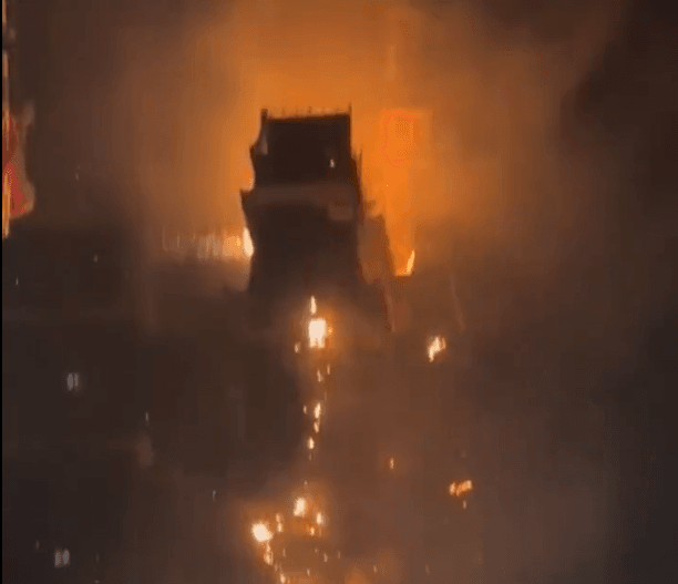 影/香港尖沙咀工地火災花9小時撲滅　2人不適送醫