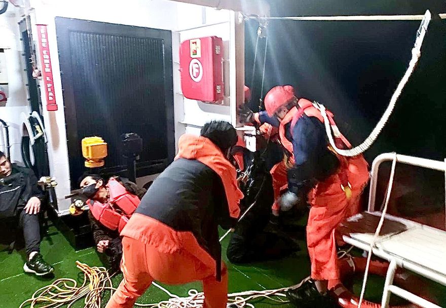 獅子山共和國貨輪「機艙冒火舌」　海巡艦艇海上馳援救12船員