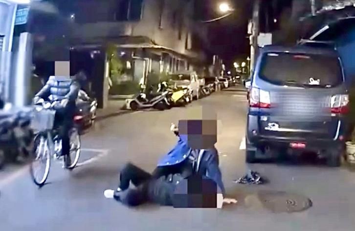 有夠衰！賓士擋道好心拍窗提醒　無辜遭9人圍毆打趴