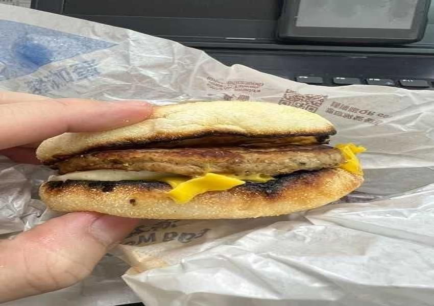 「怎敢賣給客人」！網友批知名速食店漢堡縮水燒焦
