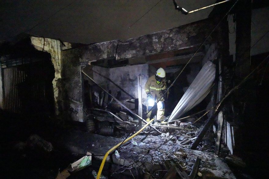 影/印尼雅加達石油庫爆炸增至17死、數千民眾撤離　疑是雷擊管線致災
