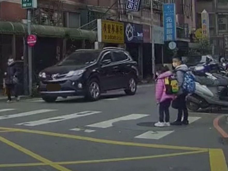 影/行人地獄！林口2童過馬路「被大車逼退」　網驚：超怕被撞死