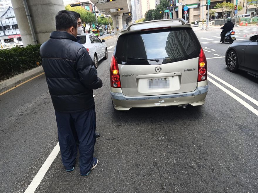 汽車的反擊？路上拋錨駕駛剛下車　竟遭愛車鎖門外
