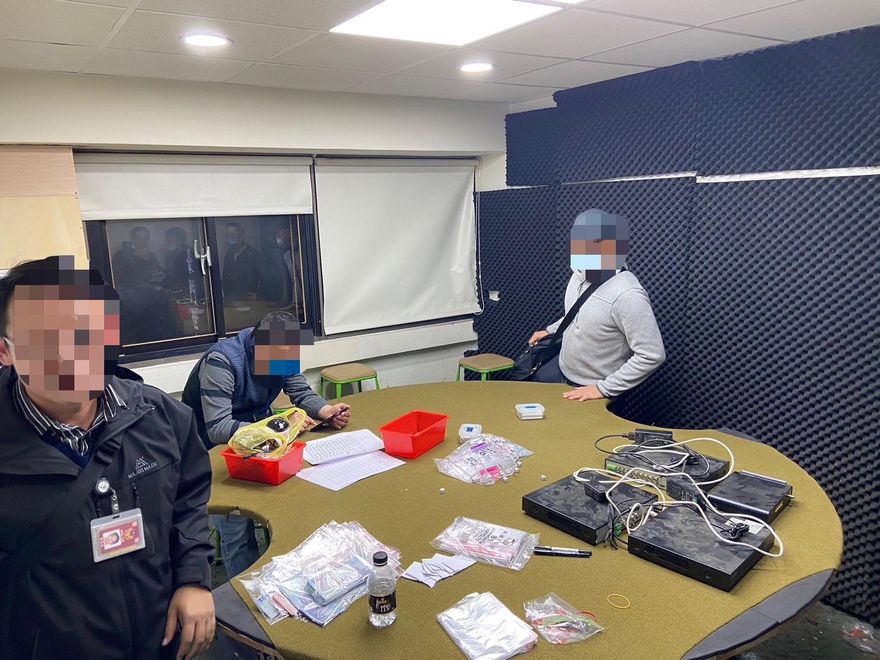 影/林森北大樓暗藏天九牌賭場！北市警凌晨攻堅人贓俱獲…逮21人扣賭資16.8萬