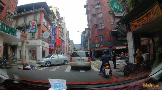 又見行人地獄！這個駕駛超誇張　左轉撞倒人後才停車