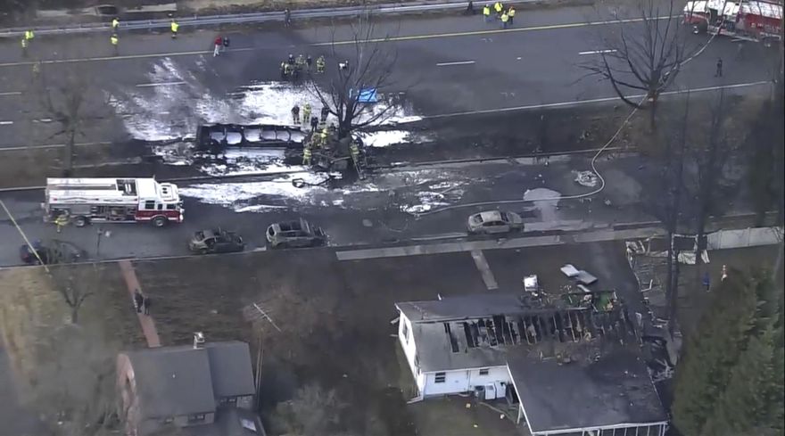 影/美馬里蘭州油罐車翻覆爆炸　巨大火焰直衝天際、3棟民房遭波及
