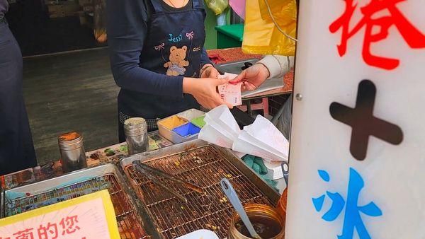 影/蔥油餅「彈鈔事件」完整影片曝光　當事人：意外拍到