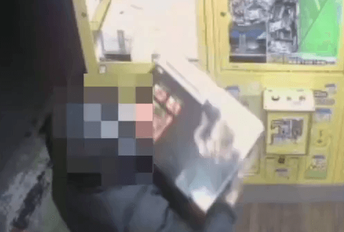 影/北七就是你？娃娃機店大盜掛假車牌犯案　還偽裝成機車騎士結果諧音太好認遭逮