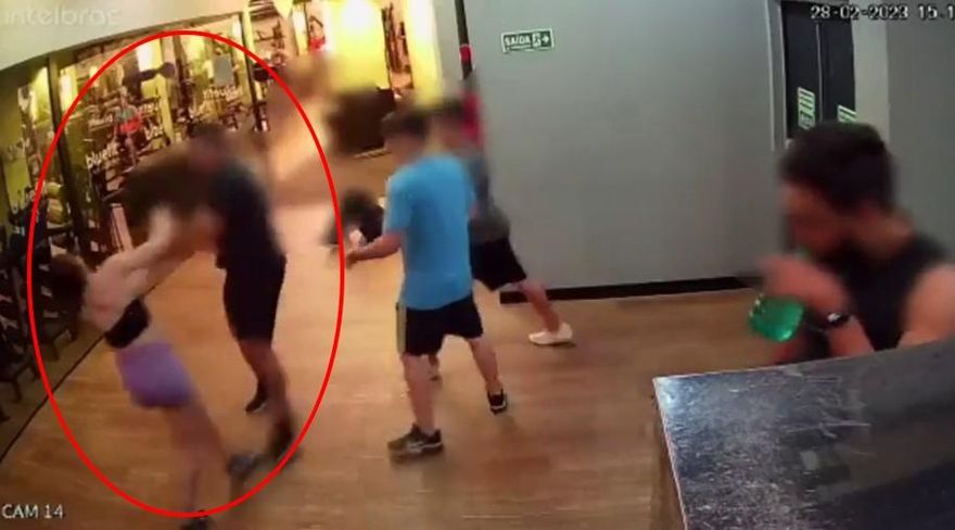 影/少女霸佔健身房器材狂滑手機　下秒遭憲兵一記左勾拳打到站不穩
