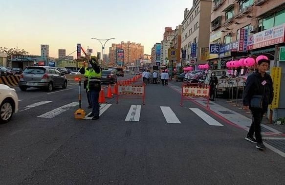 議員父告別式藍綠白大咖到場捻香！　淡水交通堵塞引民怨警道歉