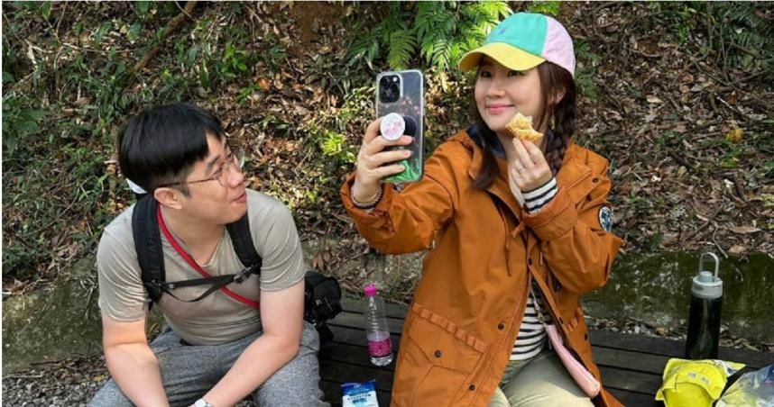 抓到了！Selina神秘男友「無罩真面目」曝光...兇手竟是雙親　粉絲大讚：任媽超大方