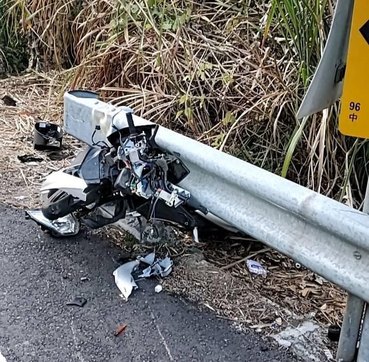快訊/台中爆嚴重車禍！22歲騎士自撞護欄「機車全毀」　搶救無效死亡