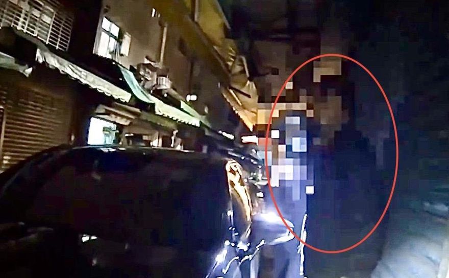 男子深夜紅線違停引警盤查　駕駛座一大包這個下場慘了