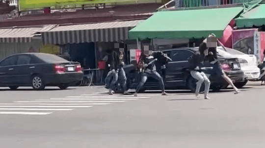 嘉義「球棒隊」街頭亂鬥！賓士囂張插路中掛假牌　警逮3人到案