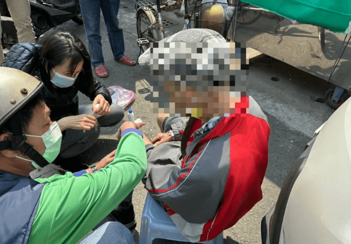 為救浴血老翁！機車騎士「急闖紅燈又不戴帽」被攔　警聽這句話秒放人