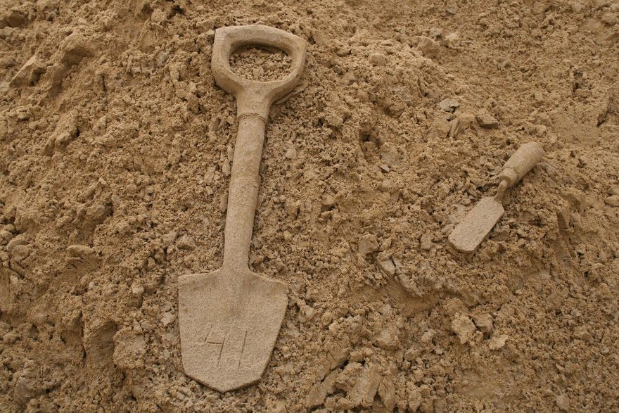 俄軍彈藥嚴重匱乏　傳士兵只能隨手抄鐵鏟上戰場
