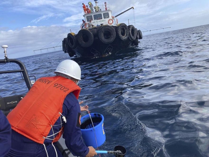 影/油輪菲律賓外海沉沒80萬公升燃油外洩　嚴重汙染致沿海60村莊居民痙攣嘔吐