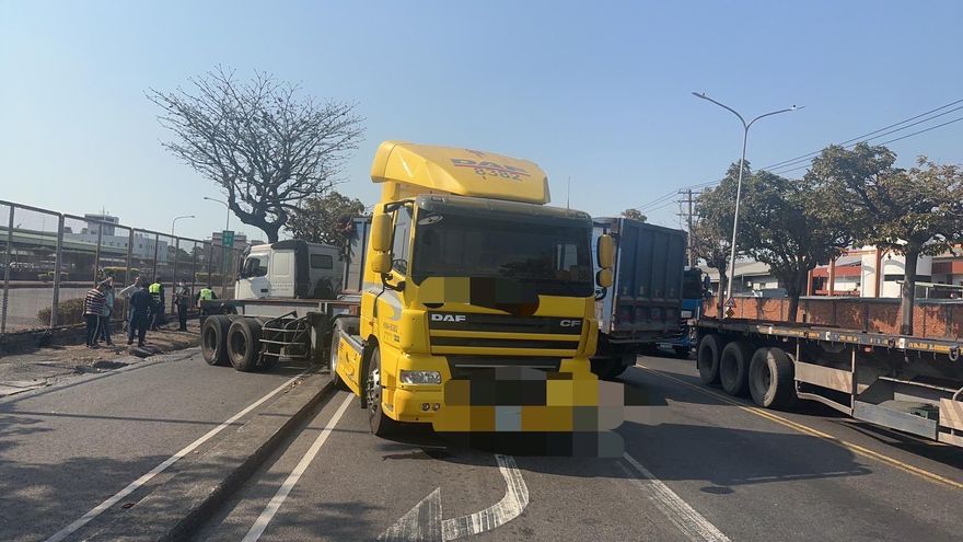快訊/高雄小港「5車撞成團」！　駕駛遭2大車夾擊慘淪夾心餅乾