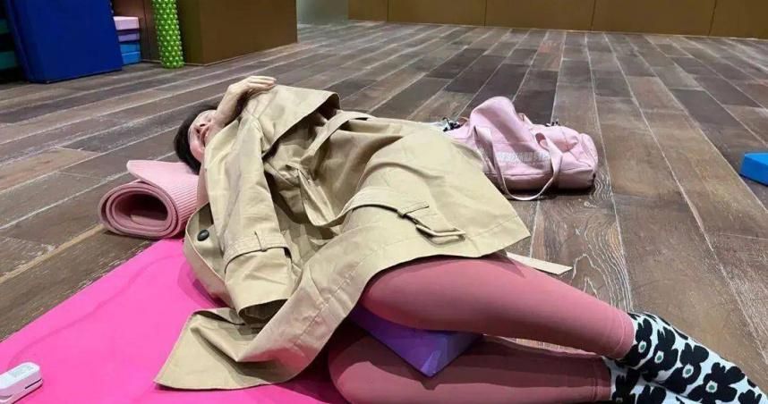 恐怖教練暴力拉伸！健身女失控慘摔　胸椎爆裂骨折險死