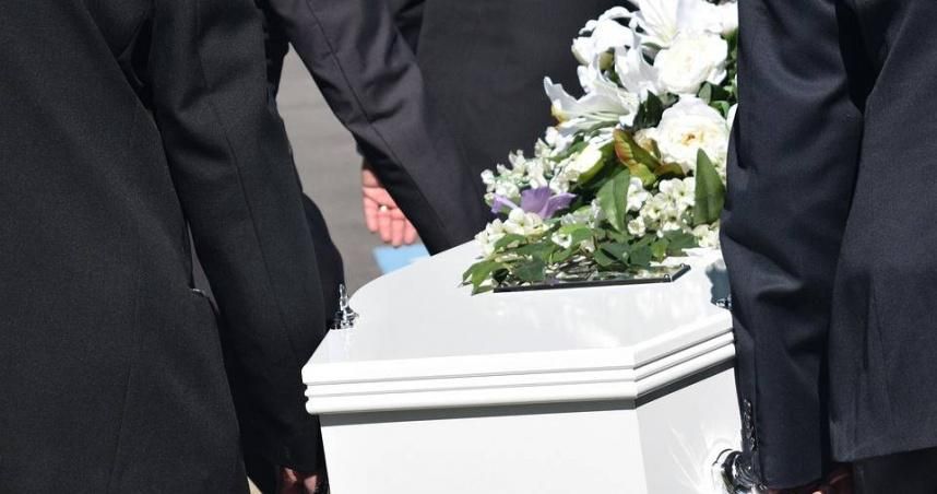 外送員接單「背6樓老人遺體上靈車」　苦主曝驚悚過程…平台回應了