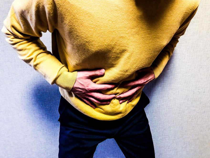 男喝水都加「維他命C錠」　腹痛就醫一看驚見「兩邊腎臟都有結石」！