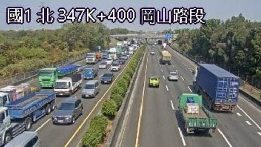 快訊/車流回堵4公里！國1南向岡山段5車追撞