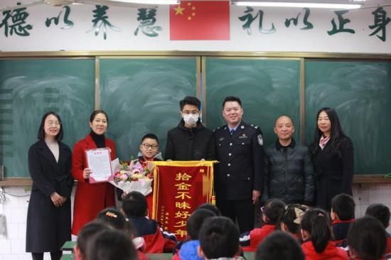 影/拾「金」不昧！小學生撿市值71萬金飾還失主　各方送「大禮包」年領2.7萬獎金至高中畢業