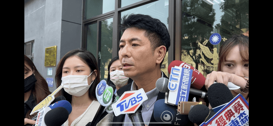 撇單親媽指控！荒山亮顫抖聲明「未違反性自主」　遭攙扶上車離開
