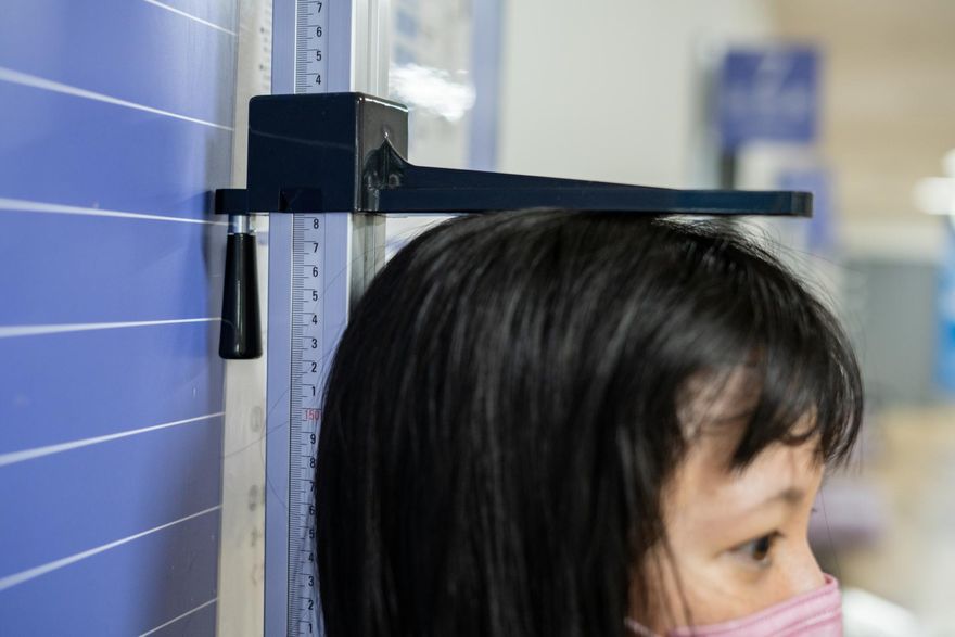 每天身高都不同！他驚吐「過這年齡」開始變矮：女生縮水5公分