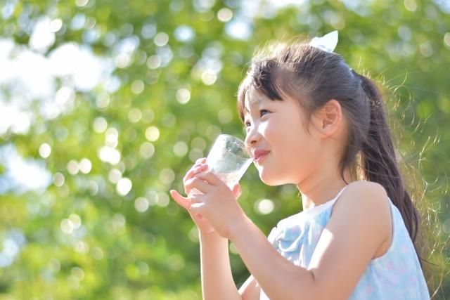 媽怕孩子長不高　讓孩子狂補鈣片、大骨湯！竟出現「血尿」症狀