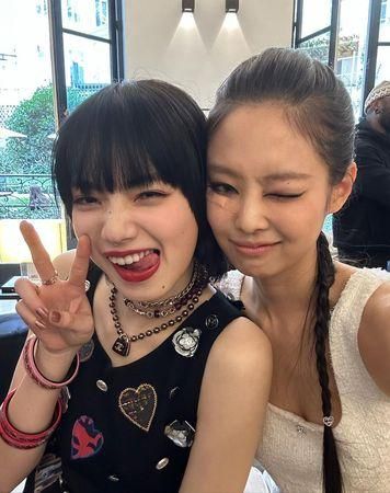 Jennie小松菜奈同框了！甜曬「親密合影」網嗨翻敲碗女神合作