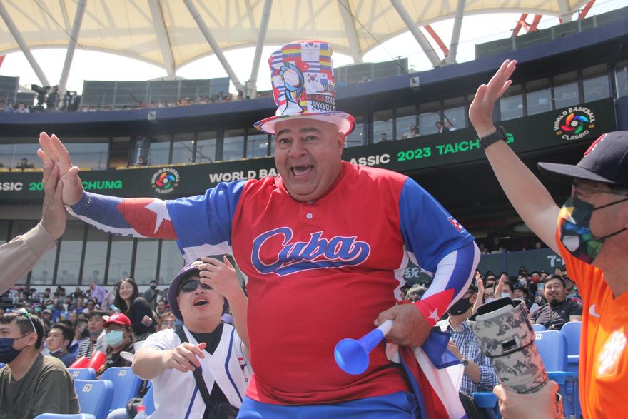 WBC棒球經典賽/鐵粉大叔挺古巴追到台灣！　狂鳴汽笛「全場球迷跟他嗨」