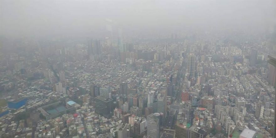 持續到周末！霧霾籠罩西半部拉警報　鄭明典曝空污改善時間點
