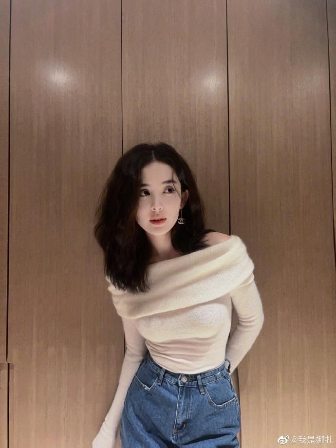 成龍爆「搭小38歲」新疆美女！疑開拍《神話2》合照流出…網轟：根本爺孫戀